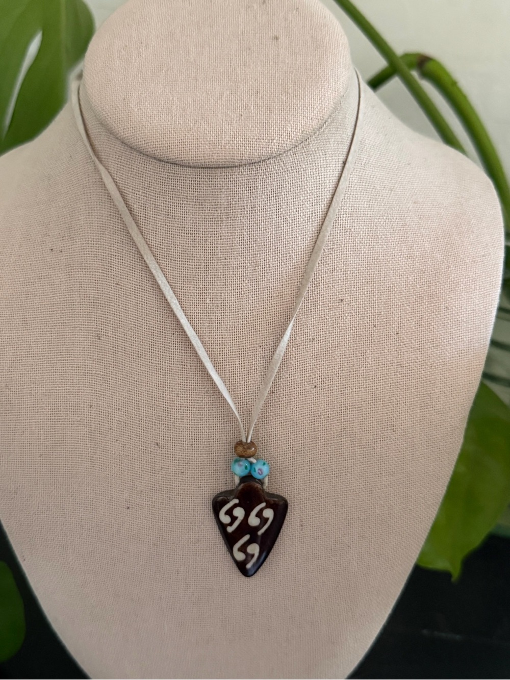 Vintage 90’s Y2K Pacific Northwest Brown Arrowhead Pendant Leather Cord Necklace